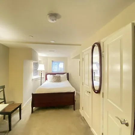 Lovely Remodeled 2Bdrm Basement Home Washington Exterior foto