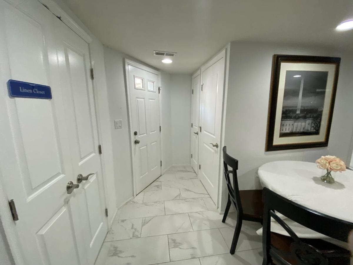 Lovely Remodeled 2bdrm Basement Appartamento